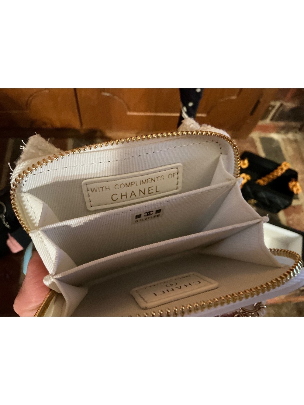 Chanel White Tweed Mini Crossbody Bag with Gold Chain and Zipper Closure - Picture 4 of 5